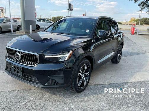 2025 Volvo XC40 B5 Core Bright Theme