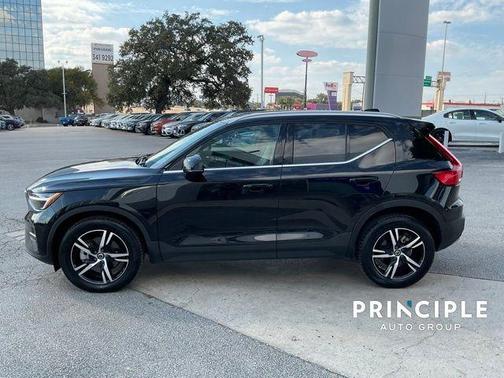 2025 Volvo XC40 B5 Core Bright Theme