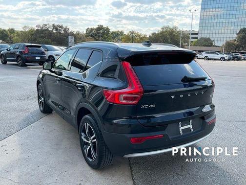 2025 Volvo XC40 B5 Core Bright Theme