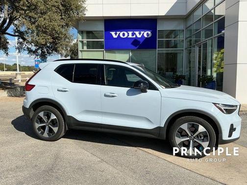 2025 Volvo XC40 B5 Plus Dark Theme