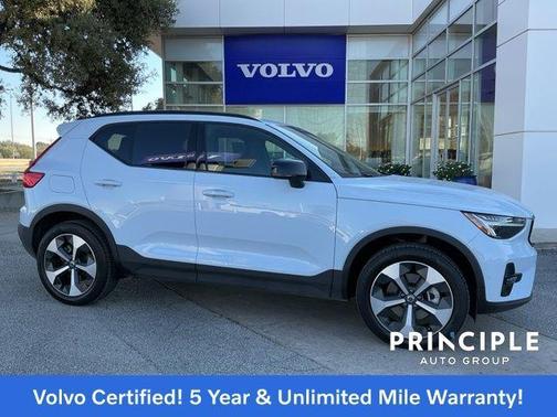 2025 Volvo XC40 B5 Plus Dark Theme