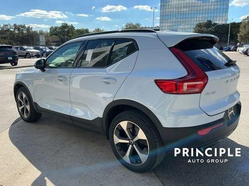 2025 Volvo XC40 B5 Plus Dark Theme