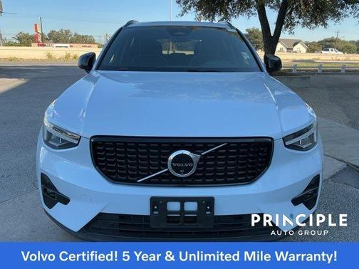 2025 Volvo XC40 B5 Plus Dark Theme