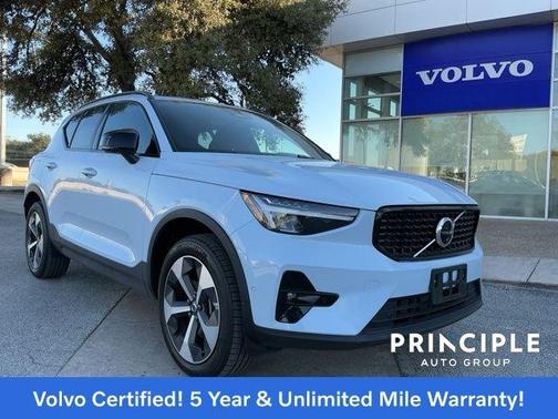 2025 Volvo XC40 B5 Plus Dark Theme