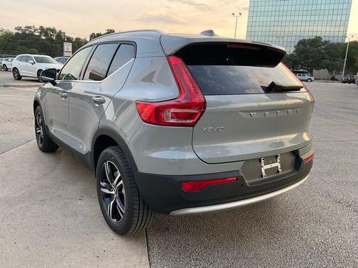 2025 Volvo XC40 B5 Core Bright Theme
