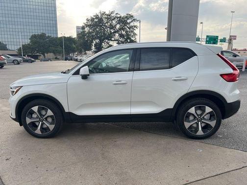 2025 Volvo XC40 B5 Core Bright Theme