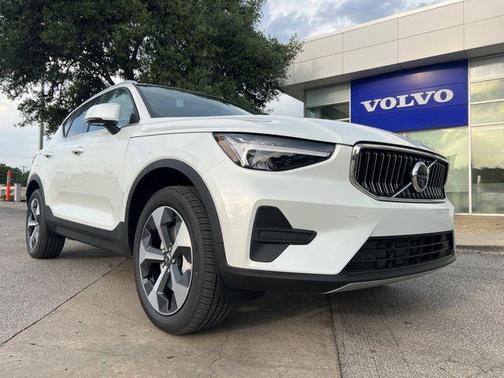 2025 Volvo XC40 B5 Core Bright Theme