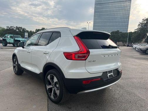 2025 Volvo XC40 B5 Core Bright Theme