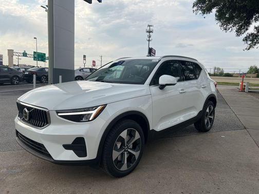 2025 Volvo XC40 B5 Core Bright Theme