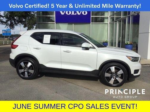 2022 Volvo XC40 T4 Momentum