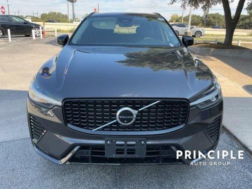 2023 Volvo XC60 B5 Plus Dark Theme