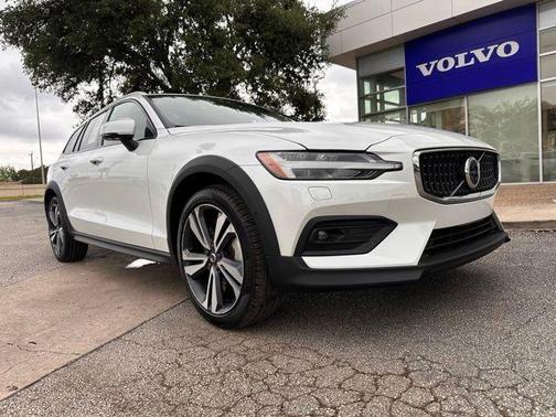 2023 Volvo V60 Cross Country B5 Plus