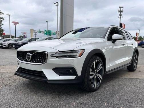 2023 Volvo V60 Cross Country B5 Plus