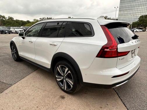 2023 Volvo V60 Cross Country B5 Plus