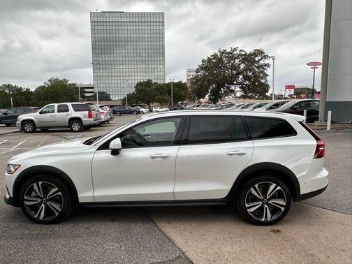 2023 Volvo V60 Cross Country B5 Plus