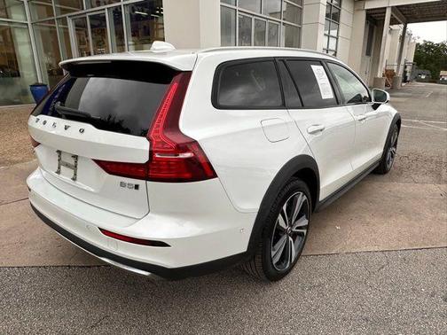 2023 Volvo V60 Cross Country B5 Plus