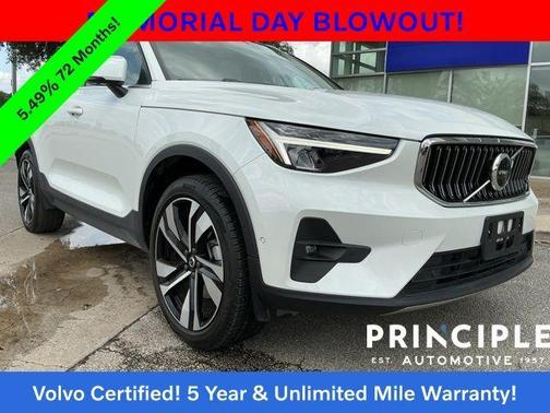 Crystal White Metallic 2023 Volvo XC40 B5 Plus Bright Theme