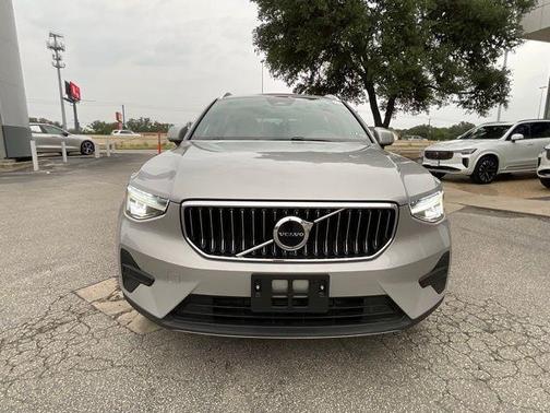 2025 Volvo XC40 B5 Core Bright Theme