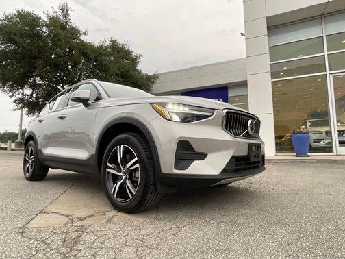 2025 Volvo XC40 B5 Core Bright Theme