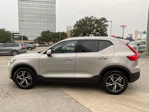 2025 Volvo XC40 B5 Core Bright Theme