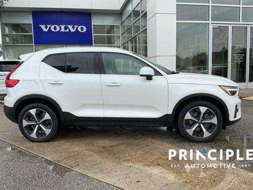 Crystal White Metallic 2023 Volvo XC40 B4 Plus Bright Theme
