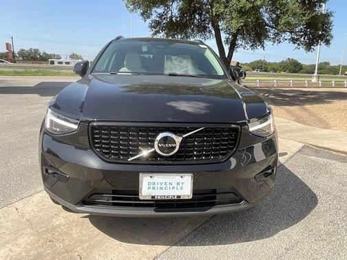 2025 Volvo XC40 B5 Ultra Dark Theme