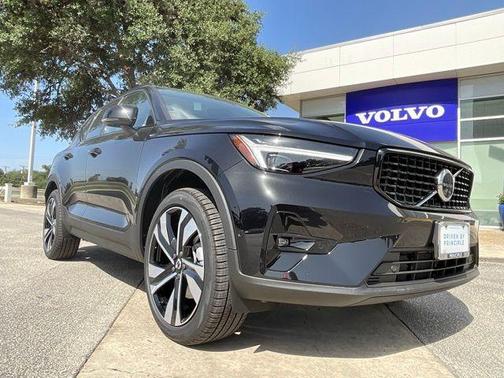 2025 Volvo XC40 B5 Ultra Dark Theme