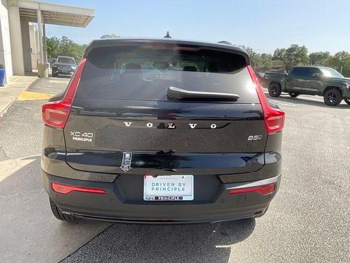 2025 Volvo XC40 B5 Ultra Dark Theme