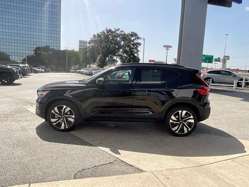 2025 Volvo XC40 B5 Ultra Dark Theme