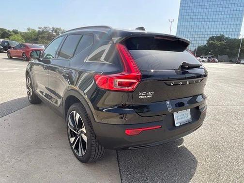 2025 Volvo XC40 B5 Ultra Dark Theme