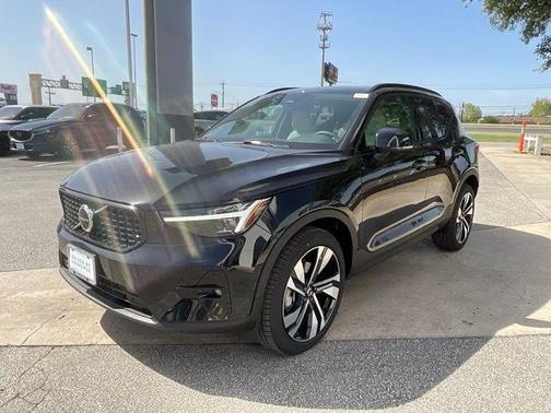 2025 Volvo XC40 B5 Ultra Dark Theme