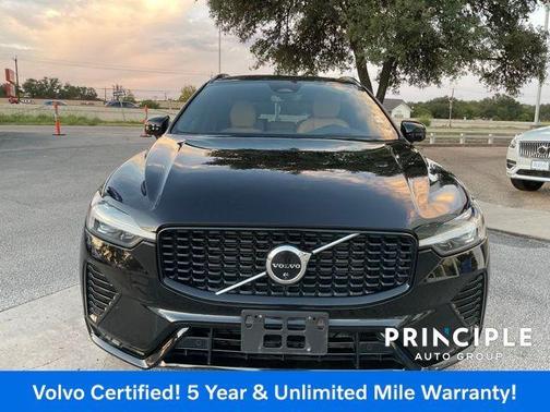 2023 Volvo XC60 B5 Ultimate Dark Theme