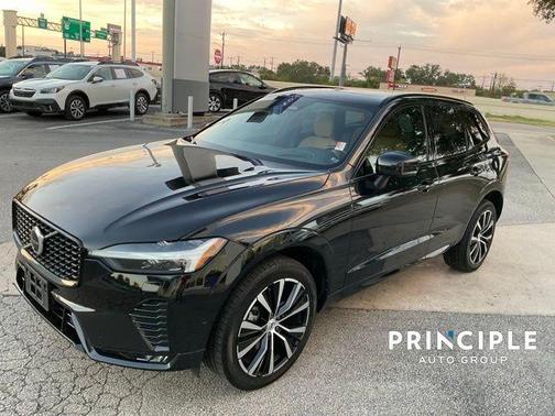 2023 Volvo XC60 B5 Ultimate Dark Theme