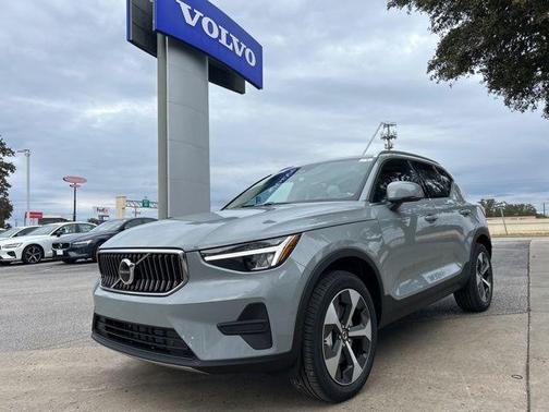 2025 Volvo XC40 B5 Core Bright Theme