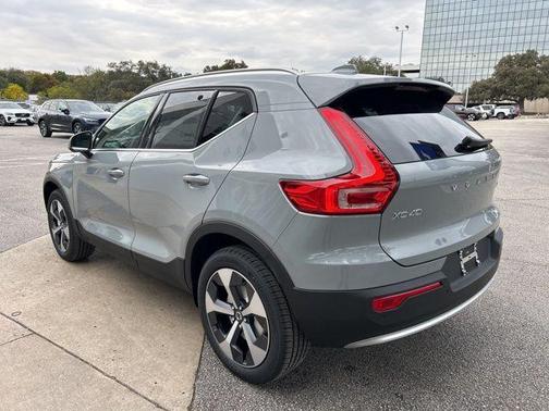 2025 Volvo XC40 B5 Core Bright Theme
