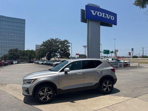 2025 Volvo XC40 B5 Core Bright Theme