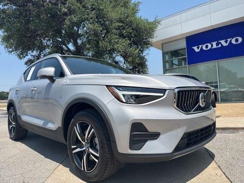 2025 Volvo XC40 B5 Core Bright Theme