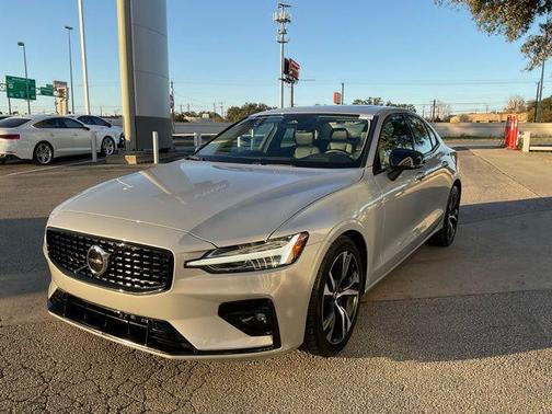 2024 Volvo S60 B5 Core Dark Theme