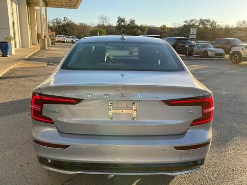 2024 Volvo S60 B5 Core Dark Theme