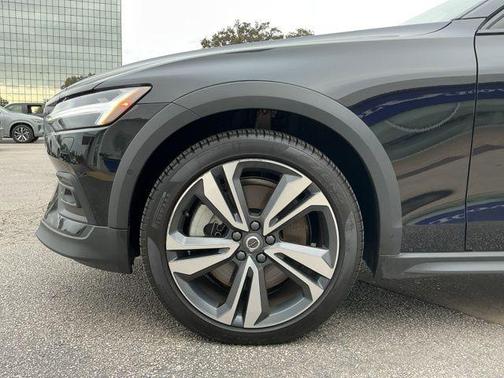 2025 Volvo V60 Cross Country B5 Plus