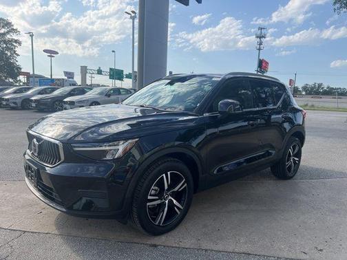 2025 Volvo XC40 B5 Core Bright Theme