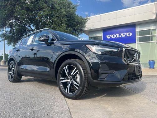 2025 Volvo XC40 B5 Core Bright Theme