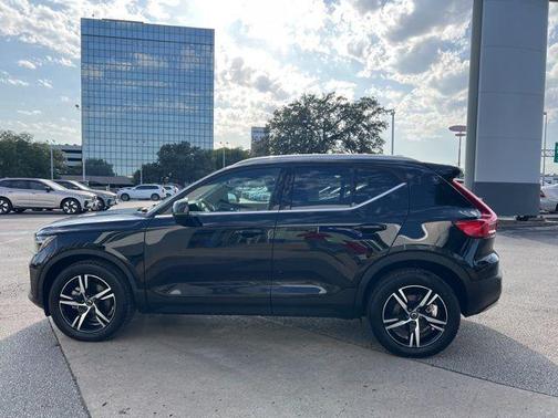 2025 Volvo XC40 B5 Core Bright Theme