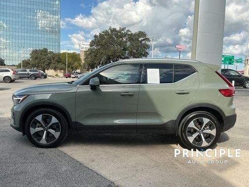 2025 Volvo XC40 B5 Core Bright Theme