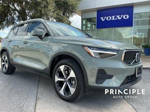 2025 Volvo XC40 B5 Core Bright Theme