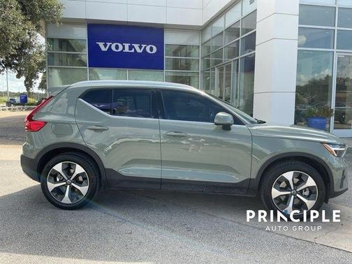 2025 Volvo XC40 B5 Core Bright Theme