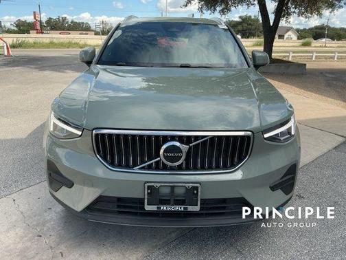 2025 Volvo XC40 B5 Core Bright Theme