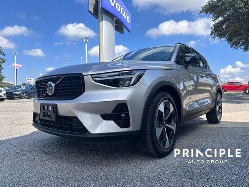 2023 Volvo XC40 B4 Plus Dark Theme