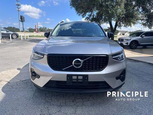 2023 Volvo XC40 B4 Plus Dark Theme