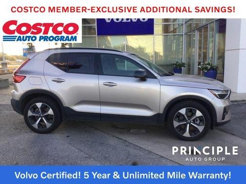 2023 Volvo XC40 B4 Plus Dark Theme
